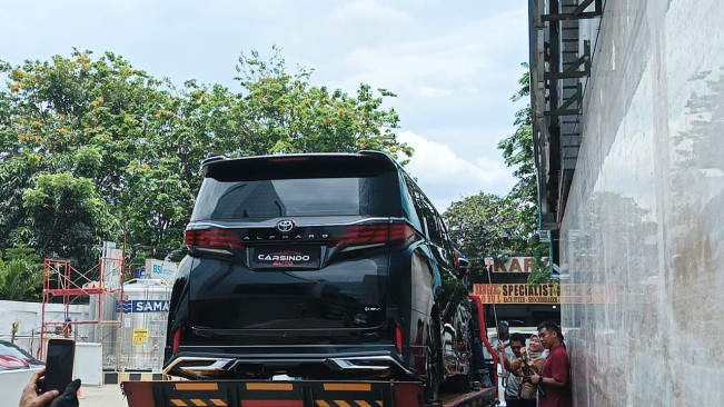 Mobil Alphard hadiah Billy Syahputra untuk sang istri, Vika Kolesnaya. [FTNews.co.id/Selvianus Kopong Basar]